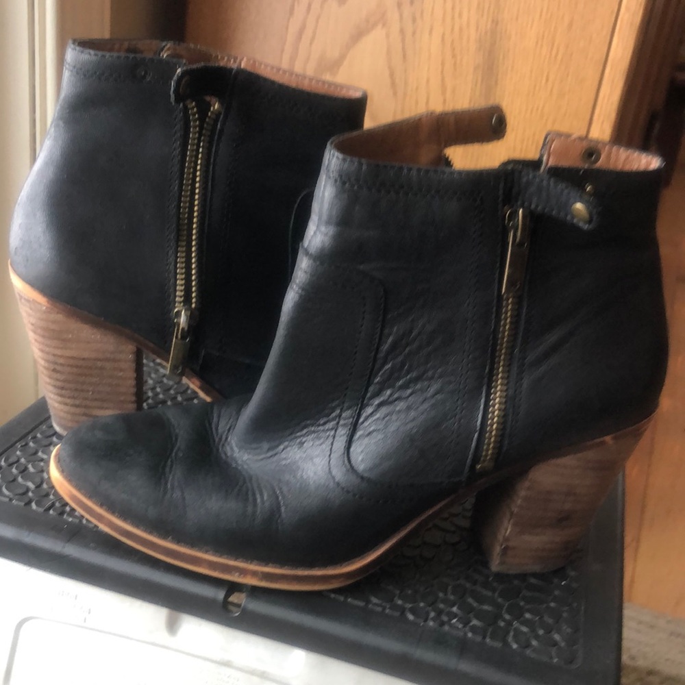 Black Lucky Brand zip bootie sz 8
